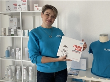 Frau mit Kosmetik