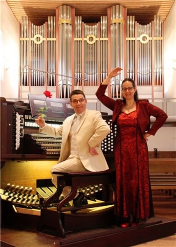 Iris und Carsten Lenz bringen mit vier Händen und vier Füßen beschwingte Orgelmusik nach Zeven – live zu sehen dank Videoübertragung der Spielanlage auf eine große Leinwand.