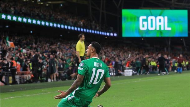 Bilder des Tages Irlands Adam Idah jubelt nach seinem Tor zum 2:2.