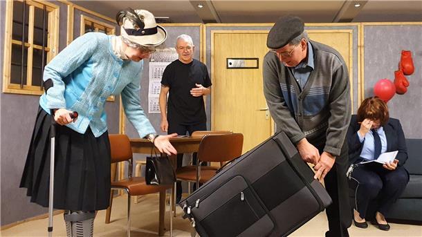 Irmgard (Dörte Weihe) und Herrmann (Ralf Griemsmann) rücken an in der JVA - Kalle (Werner Wöhlke, hinten) wittert seine Chance auf Hafturlaub, während Knast-Chefin Dr. Sandra Reschke (Claudia Mangels) einen Zusammenbruch erleidet.