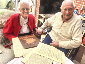 Irmgard Logemann vom Bexhöveder Gesangsverein und Chor-Freund Horst Lorenz blättern in der über Generationen weitergereichten historischen Mappe voller Kriegsartikel von 1914 und - Lieder-Noten