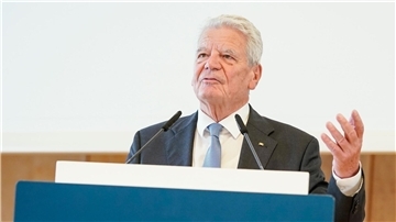 „Irritationen entstehen, wenn durch das Zögern der Regierung nicht nur die Chancen der Ukraine geringer werden, sondern die Bedrohung der freien Welt größer wird“: Alt-Bundespräsident Joachim Gauck.