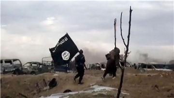 IS-Kämpfer im März 2019 mit einer IS-Flagge im syrischen Ort Baghus (Symbolfoto). Mindestens 53 Menschen wurden nun bei einem neuen Anschlag der Terrororganisation in der östlichen Staadt Al-Suchna getötet.