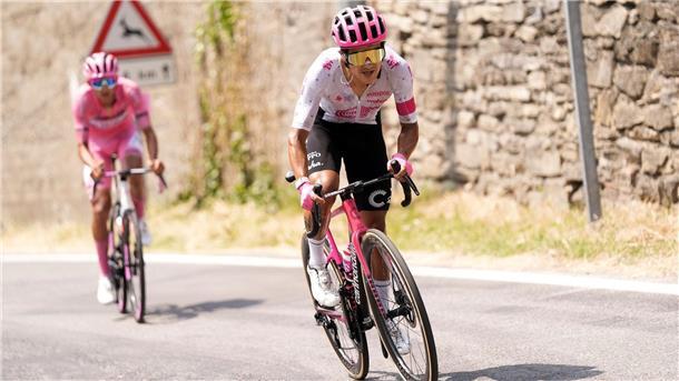 Klettershow am Finestre: Brite Yates vor Giro-Triumph Isaac del Toro (l) verliert den Gesamtsieg aus den Augen.