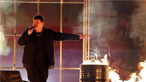 ESC-Finale hat begonnen: Pfiffe für Israel Isaak aus Deutschland mit „Always On The Run“ auf der Bühne beim Finale des Eurovision Song Contest 2024.
