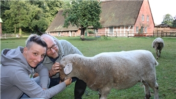Isabelle und Matthias Krämer haben ein altes Försterei-Haus in der Wingst gepachtet. Dort wohnen sie jetzt mit fünf Schafen und drei Hunden. Möglichst bald sollen auch Hühner und Puten auf ihrem Lebenshof Nordlichter einziehen.