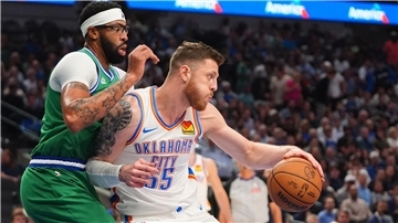 Hartenstein siegt mit OKC erneut - Magic verlieren weiter Isaiah Hartenstein (r.) ragte bei den Thunder vor allem in der Schlussphase heraus.