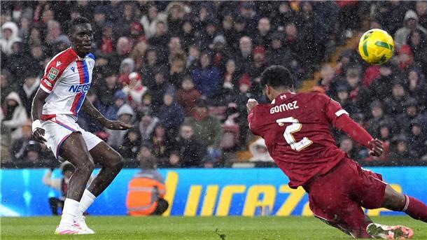Woltemade trifft auch im Ligacup für Newcastle Ismaila Sarr (l) traf vor der Halbzeit in Liverpool zweimal für Crystal Palace.