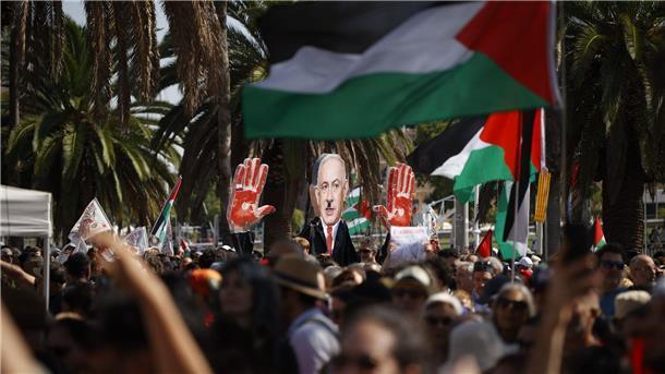 Nach Sturm-Unterbrechung: Gaza-Hilfsflotte wieder auf See Israel hat Versuche, die Blockade zu durchbrechen, stets verhindert.