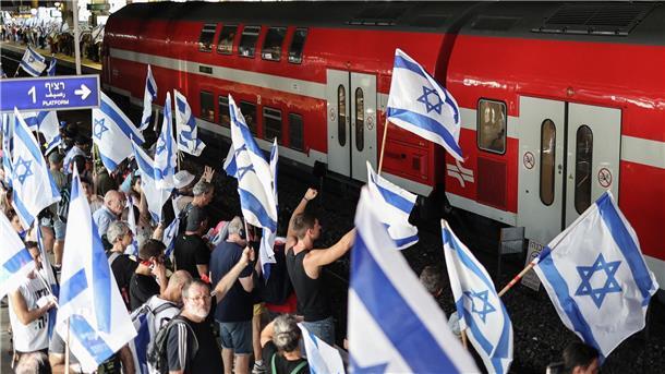 Großer Protesttag in Israel - Polizei setzt Wasserwerfer ein Israelis blockieren einen Bahnhof, um gegen die Pläne der Regierung von Premierminister Netanjahu, das Justizsystems zu reformieren, zu protestieren.