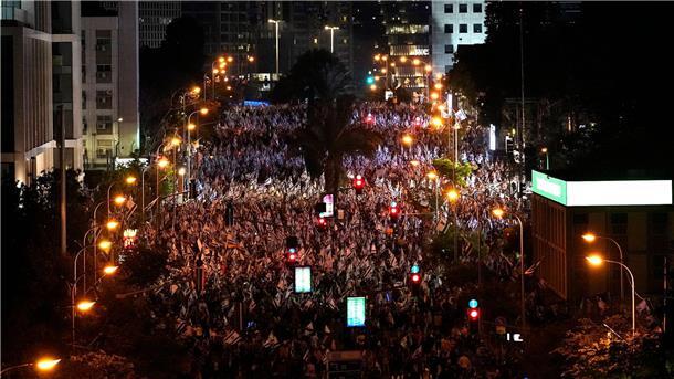 Israel feiert 75. Jubiläum - Deutsche Luftwaffe dabei Israelis, die gegen die Pläne der Regierung von Ministerpräsident Netanjahu protestieren, das Justizsystem zu reformieren, bei einer alternativen Feier zum Unabhängigkeitstag in Tel Aviv.