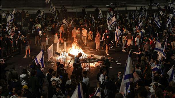 Israelis protestieren gegen die Entlassung des israelischen Verteidigungsministers Galant und die Pläne der Regierung, das Justizsystem zu reformieren.