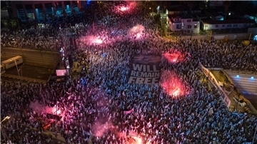 Israelis protestieren gegen die israelische Regierung in Tel Aviv.