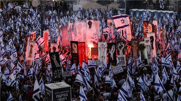 Israelis protestieren vor dem Obersten Gerichtshof in Jerusalem gegen die geplante Justizreform.