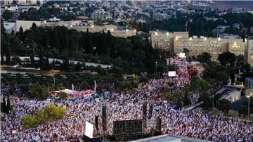 Israelis protestieren vor dem Parlament in Jerusalem gegen den geplanten Umbau der Justiz.