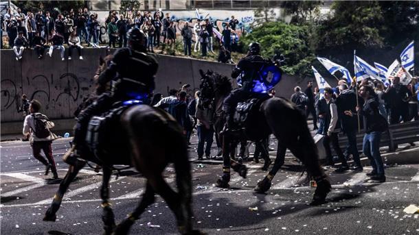 Israelische berittene Polizei treibt regierungskritische Demonstranten in Tel Aviv  auseinander.