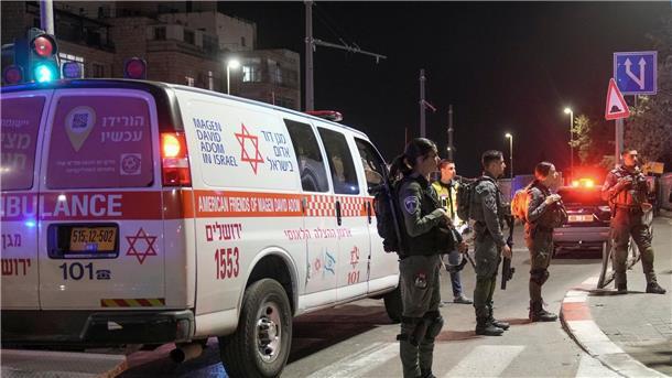 Zwei Anschläge in Jerusalem, zwei Versuche im Westjordanland Israelische Grenzpolizisten sichern den Tatort in der Nähe einer Synagoge.