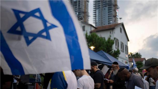 Israel: 400 „Terrorziele“ getroffen Israelische Männer beten in Tel Aviv für die von der islamistischen Hamas verschleppten Geiseln.