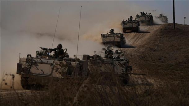 Bericht: Israel verschiebt Bodenoffensive wegen des Wetters Israelische Panzer fahren auf die Grenze zum Gazastreifen im Süden Israels zu.