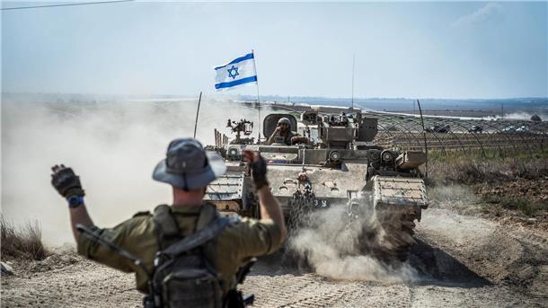 Bericht: Israel verschiebt Bodenoffensive wegen des Wetters Israelische Panzer sind in der Nähe der Grenze zum Gazastreifen im Einsatz.