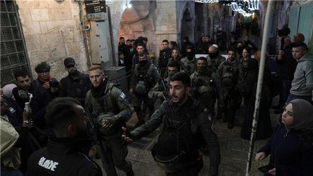 Israel greift nach Beschuss Hamas-Ziele in Gaza an Israelische Polizei in der Altstadt von Jerusalem - nach neuen Zusammenstößen mit Palästinensern am Tempelberg.