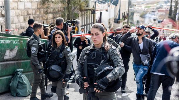 Zwei Anschläge in Jerusalem, zwei Versuche im Westjordanland Israelische Polizei sichert den Ort eines erneuten Angriffs, einen Tag nach dem tödlichen Terroranschlag nahe einer Synagoge in Jerusalem.