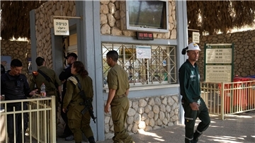 Israelische Soldaten am Eingang zum Naturreservat Ein Gedi, nachdem bei einem Steinschlag ein fünfjähriger Junge getötet wurde.