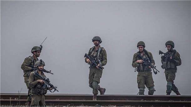 Gaza-Offensive? Israel mobilisiert 300.000 Reservisten Israelische Soldaten auf der Suche nach Verdächtigen in einem Grenzort.