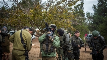 Israelische Soldaten begeben sich zu einem Sammelpunkt nahe der Grenze zum Gazastreifen.