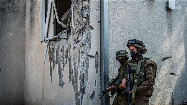 Deutsche von Hamas entführt - Evakuierungsflüge Israelische Soldaten durchsuchen das Gebiet um den Kibbuz Kfar Aza, in dem die Hamas zahlreiche Menschen tötete.