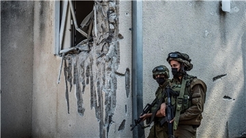 Israelische Soldaten durchsuchen das Gebiet um den Kibbuz Kfar Aza, in dem die Hamas zahlreiche Menschen tötete.