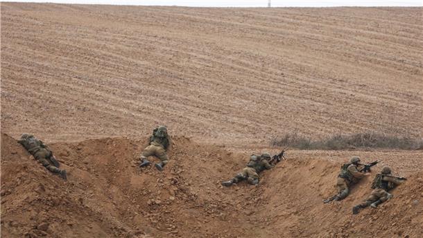 Gaza-Offensive? Israel mobilisiert 300.000 Reservisten Israelische Soldaten gehen nahe dem Gazastreifen in Stellung. Israel will die Kapazitäten der Hamas und des Islamischen Dschihad für viele Jahre komplett zerstören.
