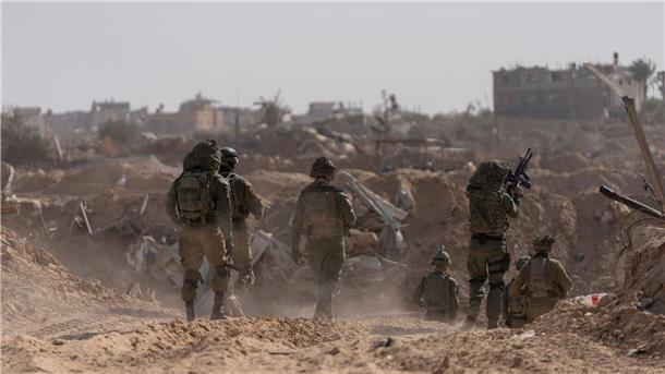 Israels Armee: Weiten Einsatz über und unter der Erde aus Israelische Soldaten gehen während einer Bodenoperation in Stellung.