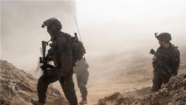 Israelische Soldaten gehen während einer Bodenoperation in Stellung.