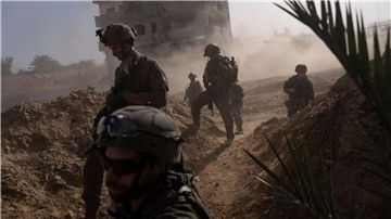 Israelische Soldaten gehen während einer Bodenoperation in Stellung.