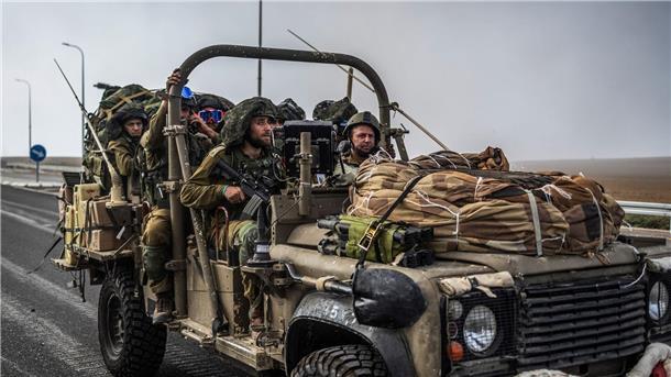 Gaza-Offensive? Israel mobilisiert 300.000 Reservisten Israelische Soldaten in einem Militärfahrzeug im Grenzort Sderot.
