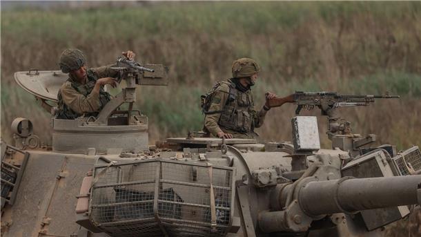 Gaza-Offensive? Israel mobilisiert 300.000 Reservisten Israelische Soldaten in einem Panzer in Grenznähe zum Gazastreifen. Die Möglichkeit einer israelischen Bodenoffensive in den Gazastreifen steht weiter im Raum.