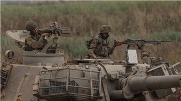Israelische Soldaten in einem Panzer in Grenznähe zum Gazastreifen. Die Möglichkeit einer israelischen Bodenoffensive in den Gazastreifen steht weiter im Raum.
