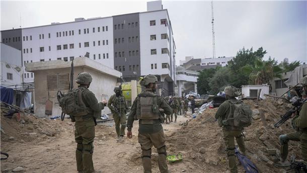 Netanjahu: Druck durch Armee bringt Geiseln heim Israelische Soldaten stehen vor dem Schifa-Krankenhaus (Archivbild).