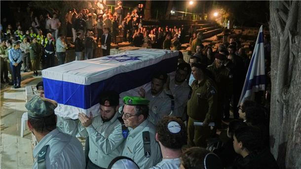 Bilder des Tages Israelische Soldaten tragen Sarg von getöteter Geisel Daniel Peretz zu Grabe