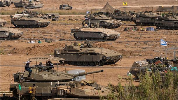 UN beklagen Tausende getötete Kinder im Gazastreifen Israelische Soldaten versammeln sich nahe der Grenze zum Gazastreifen.