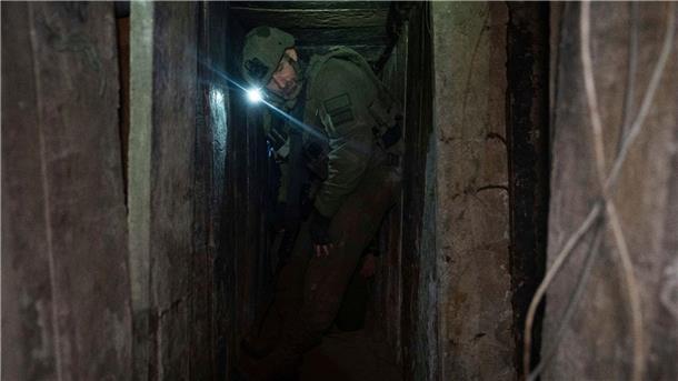 Israels Armee: Weiten Einsatz über und unter der Erde aus Israelische Soldaten zeigen Journalisten einen Tunnel unterhalb von Chan Junis.
