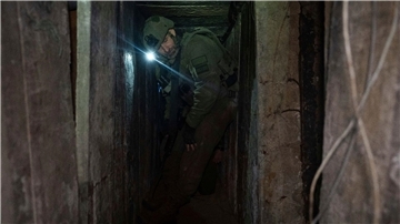 Israelische Soldaten zeigen Journalisten einen Tunnel unterhalb von Chan Junis.