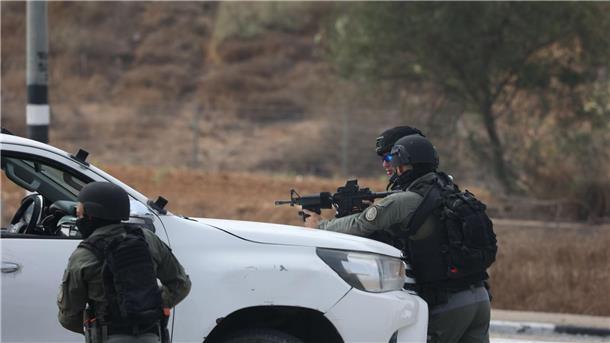 Israels Armee vermeldet Kontrolle über Ortschaften im Süden Israelische Streitkräfte gehen hinter einem Fahrzeug in der Grenzstadt Sderot in Stellung.
