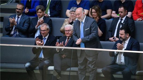 Bundestag würdigt 75. Jahrestag der Gründung Israels Israels Botschafter in Deutschland, Ron Prosor (2.v.r.), zusammen mit und Gideon Joffe (l.), Vorsitzender der Jüdischen Gemeinde zu Berlin, und Bundespräsident Frank-Walter Steinmeier (2.v.l.) auf der Ehrentribüne im Bundestag.