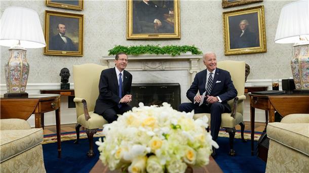 Israels Präsident Izchak Herzog (l) wird von US-Präsident Joe Biden im Oval Office des Weißen Hauses empfangen.
