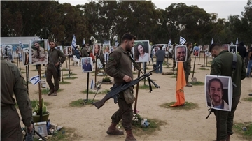 Isreaelische Soldaten besuchen die Stelle, an der am 7. Oktober bei einem Angriff der Hamas auf dem Nova-Musikfestival in Re’im Feiernde getötet wurden.
