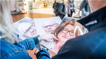 Ist das Anke Engelke? Nein, auf dem Foto rechts ist Sozialsenatorin Anja Stahmann zu erkennen. Neben ihr Ulrich Mäurer (Innensenator, Mitte) und Regierungschef Andreas Bovenschulte.