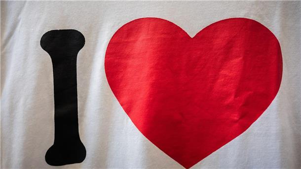 EU-Gericht: Kein Schutz für „I love“-Design auf Kleidung Ist der Aufdruck an bestimmten Stellen eine Marke? Das hatte das EU-Gericht zu entscheiden.