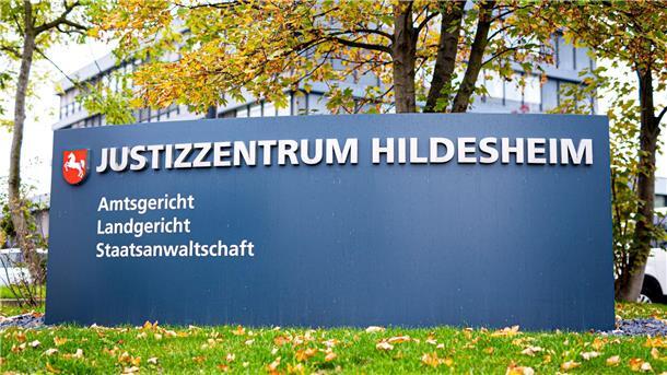 Ungeimpfte Ex-Pflegeheim-Mitarbeiterin vor Gericht Ist die ehemalige Mitarbeiterin eines Pflegeheims für den Corona-Tod einer Heimbewohnerin verantwortlich? Um diese Frage dreht sich ein Prozess vor dem Landgericht Hildesheim.